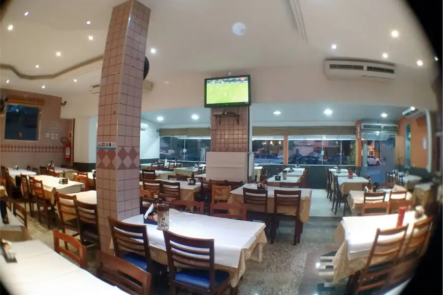 Salão interno do Restaurante Itabaiana III com mesas postas