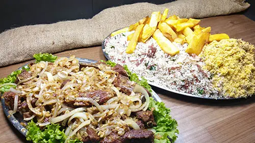 Carne acebolada com arroz, fritas e farofa