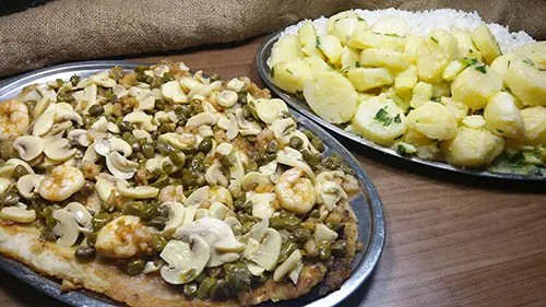 Filé de peixe à belle meunière com camarões e batata sauté