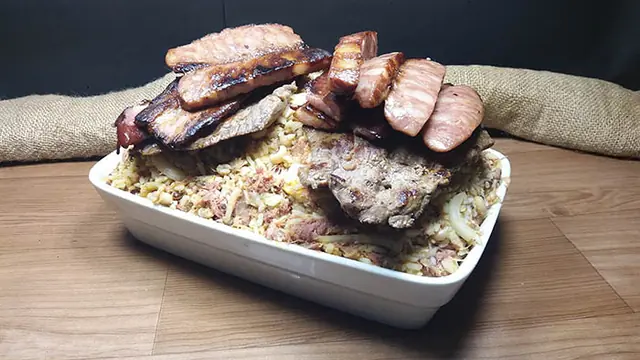 Baião de dois na travessa com carnes grelhadas – Restaurante Itabaiana III