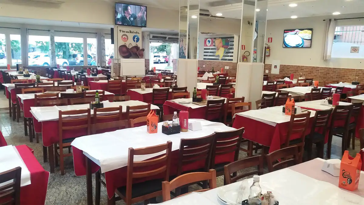 Salão do Restaurante Itabaiana III preparado para receber clientes